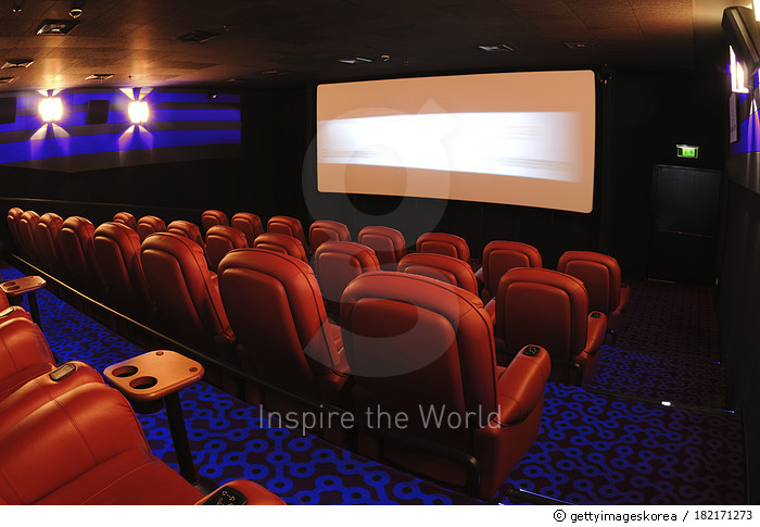 182171273 | 게티이미지코리아 | Rows of red movie theater seats facing the movie ...
