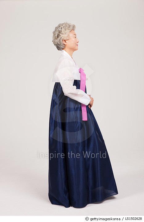 LS1502628 | 게티이미지코리아 | 한복을 입은 한국은 노년여성 Rights-Managed 이미지