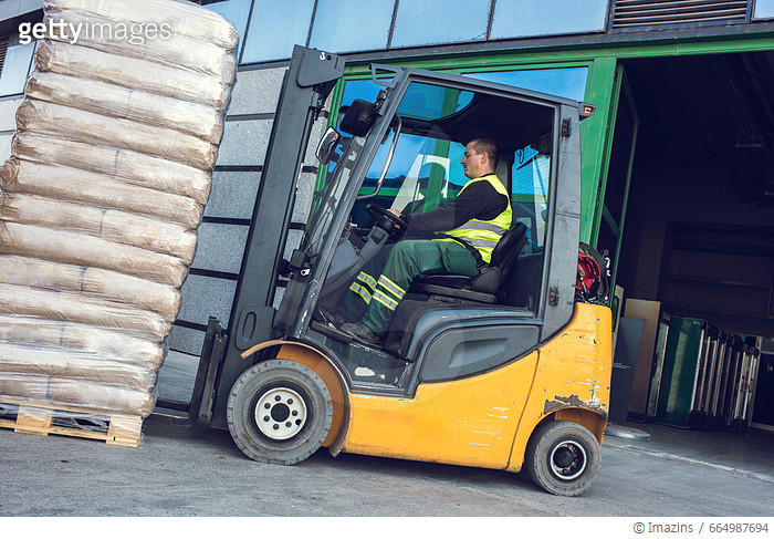 664987694 | 게티이미지코리아 | Male worker loading pallet with a forklift into ...