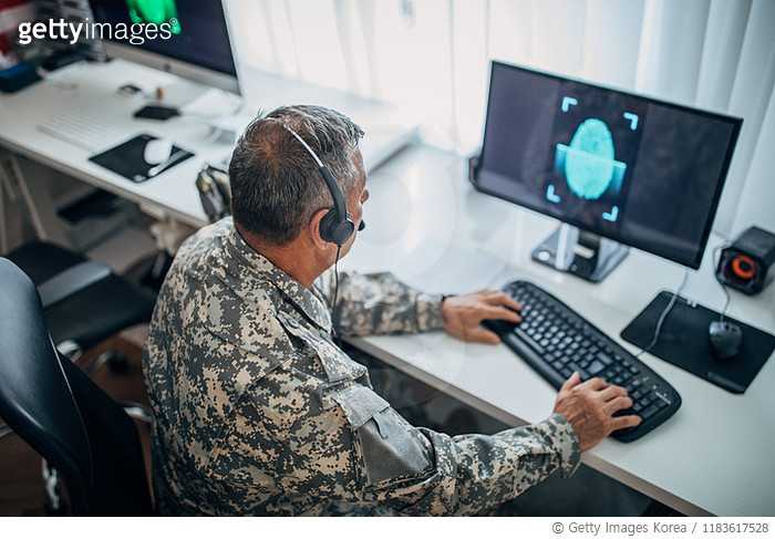 1183617528 | 게티이미지코리아 | Senior soldier using computer at the office ...