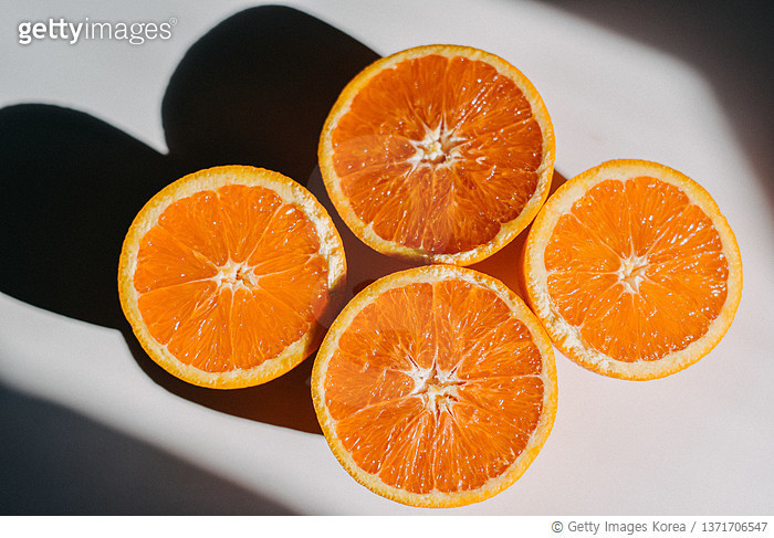 1371706547 | 게티이미지코리아 | Two oranges in Halves on White Background ...